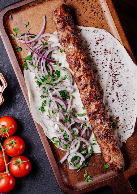 Aserbaidschanischer Lule-Kebab im Lavashbrot mit grünem Salat der Zwiebel.