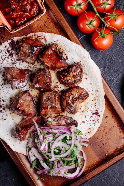 Aserbaidschanischer Rindfleischkebab im Lavaschbrot mit Zwiebelsalat und Bbq-Soße.