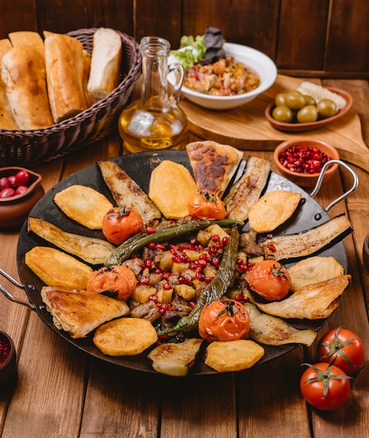 Aserbaidschanischer saj cizbiz, gekocht mit auberginen-kartoffel-tomaten und pfeffer in einer gusseisernen pfanne