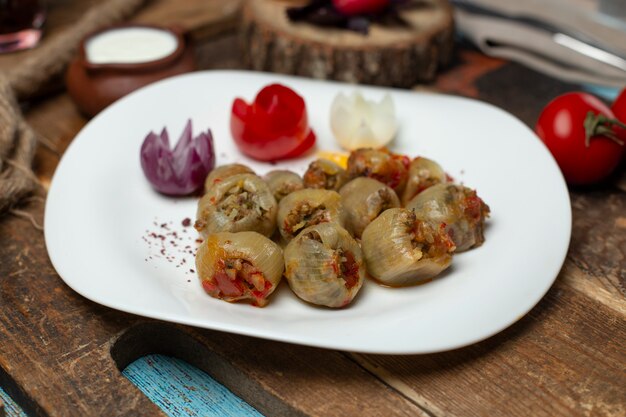 Aserbaidschanischer Zwiebeldolma gefüllt mit Fleisch.