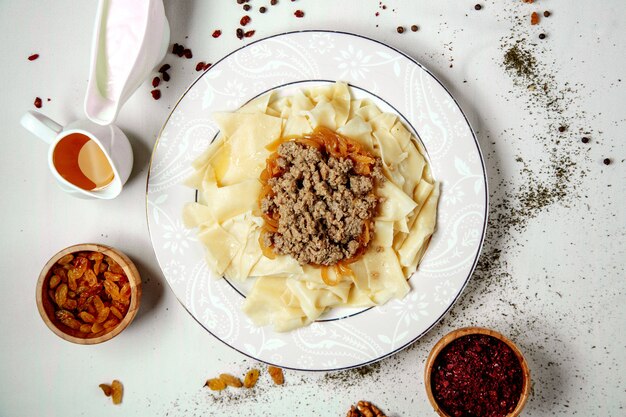 Aserbaidschanisches traditionelles Blatt-Khinkali mit gefülltem gebratenem Fleisch