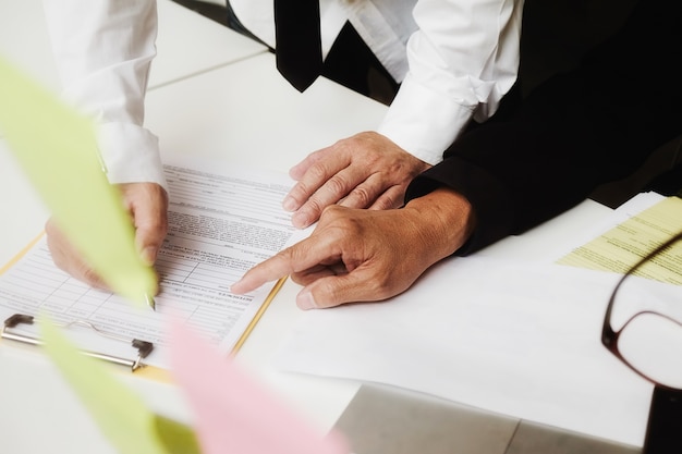 Kostenloses Foto asian business-frau-manager analysieren datum in charts und eingabe auf computer, notizen in dokumenten auf dem tisch im büro, vintage-farbe, selektiven fokus. geschäftskonzept.