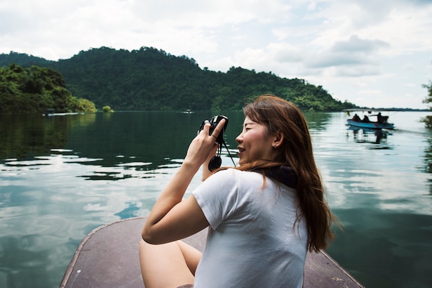 Asiatin, die eine Reise im Freien genießt