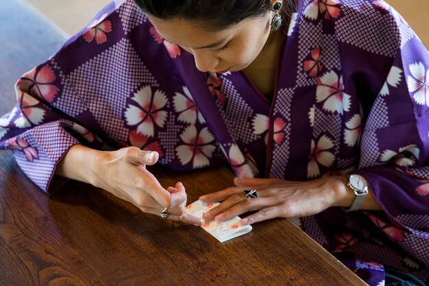 Asiatin macht Origami mit Japanpapier