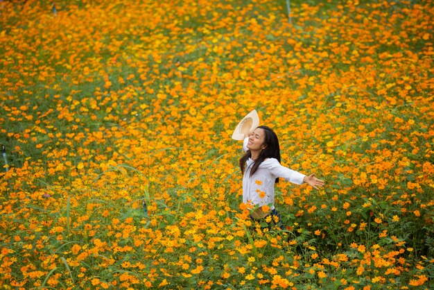 Asiatinnen im gelben Blumenbauernhof