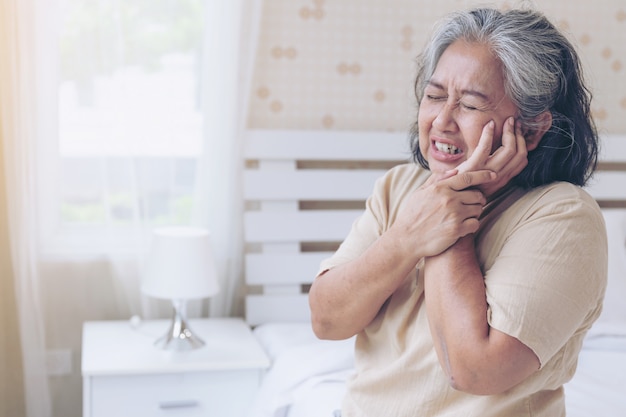 Asiatische ältere Patientinnen Zahnschmerzen schmerzen - Medizinisches und medizinisches Konzept für ältere Patienten