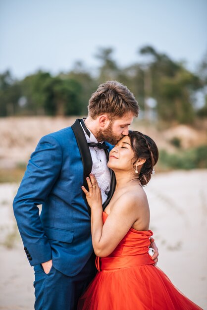 Asiatische Braut und kaukasischer Bräutigam haben romantische Zeit und glücklich zusammen