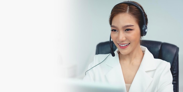Asiatische Call-Center-Agentin mit Headset, die an der Support-Hotline arbeitet