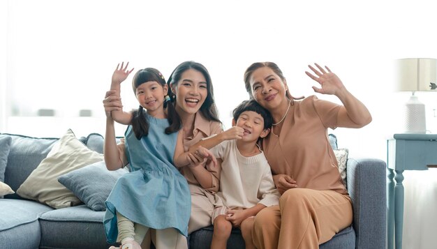 Asiatische Familie, die gerne zusammen ein Foto im Wohnzimmer macht