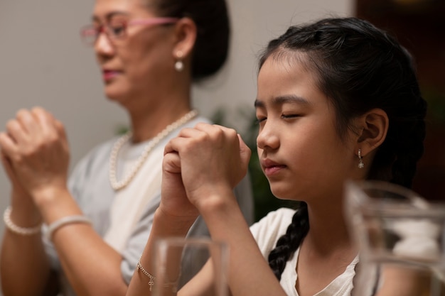 Asiatische Familie, die zusammen isst