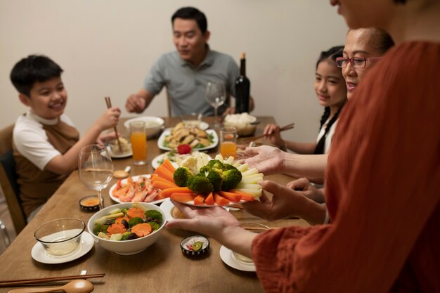 Asiatische Familie, die zusammen isst