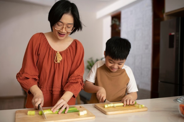 Asiatische Familie, die zusammen kocht