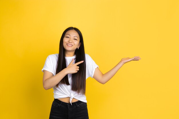 Asiatische Frau auf gelbem Hintergrund, Emotionen