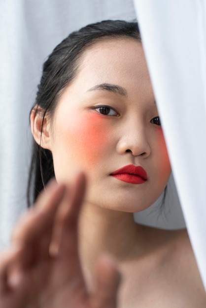 Kostenloses Foto asiatische frau, die make-up trägt