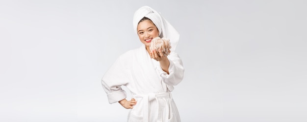 Asiatische Frau, die mit dem Duschstudio-Konzept glücklich ist