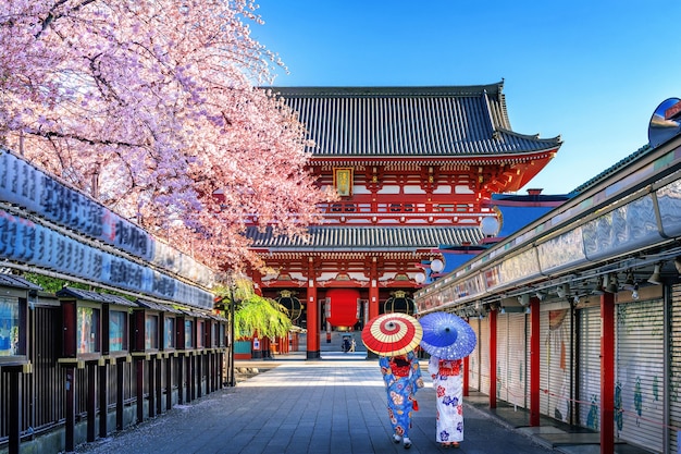 Asiatische Frau, die traditionellen japanischen Kimono am Tempel in Tokio, Japan trägt.