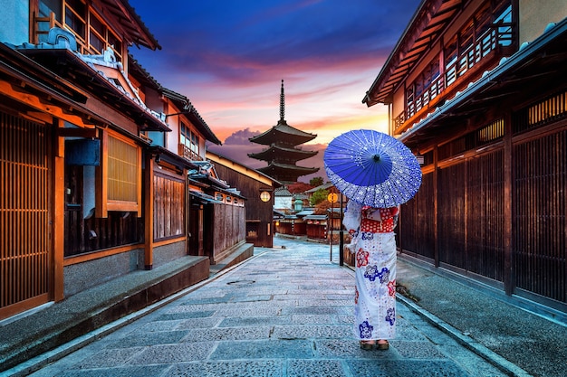 Asiatische Frau, die traditionellen japanischen Kimono an der Yasaka-Pagode und an der Sannen Zaka-Straße in Kyoto, Japan trägt.