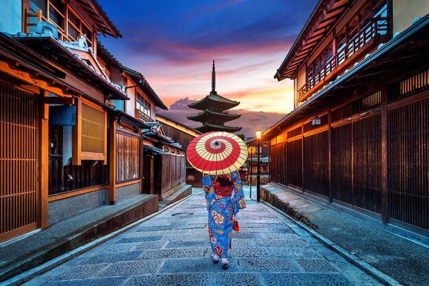 Asiatische Frau, die traditionellen japanischen Kimono an der Yasaka-Pagode und an der Sannen Zaka-Straße in Kyoto, Japan trägt.