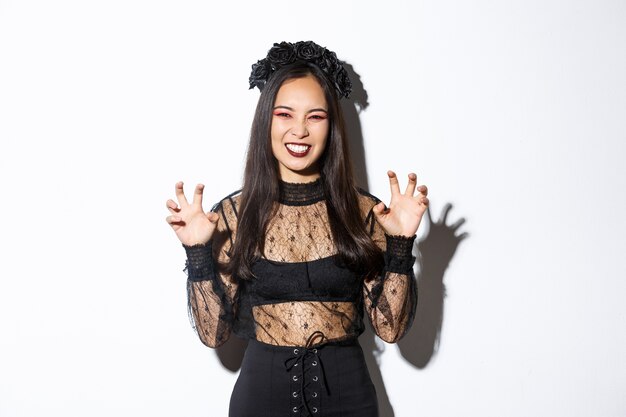 Asiatische Frau im Halloween-Kostüm, das aufwirft