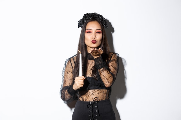 Kostenloses Foto asiatische frau im halloween-kostüm, das aufwirft