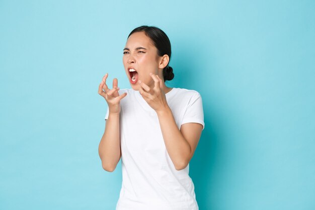 Asiatische Frau im lässigen T-Shirt posiert