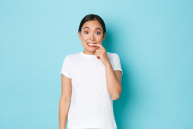 Asiatische Frau im lässigen T-Shirt posiert