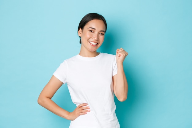 Asiatische Frau im lässigen T-Shirt posiert