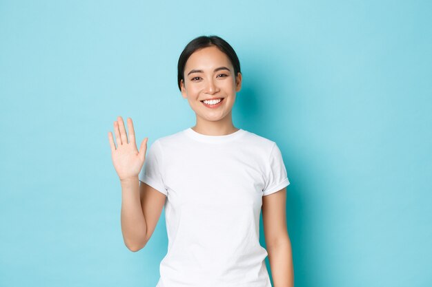 Asiatische Frau im lässigen T-Shirt posiert