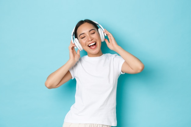 Asiatische Frau im lässigen T-Shirt posiert