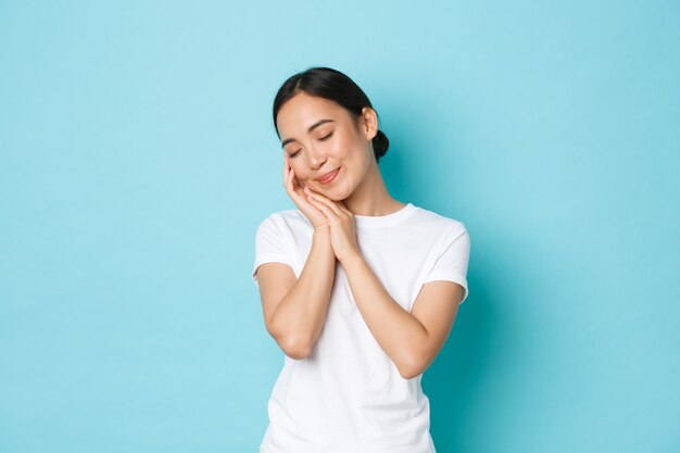 Asiatische Frau im lässigen T-Shirt posiert