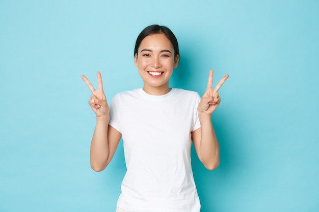 Asiatische Frau im lässigen T-Shirt posiert