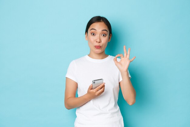 Asiatische Frau im lässigen T-Shirt posiert