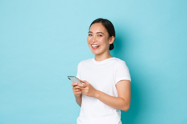 Asiatische Frau im lässigen T-Shirt posiert