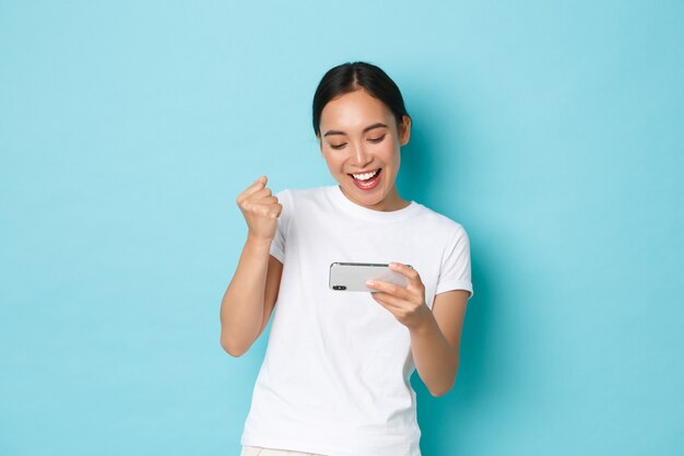 Asiatische Frau im lässigen T-Shirt posiert