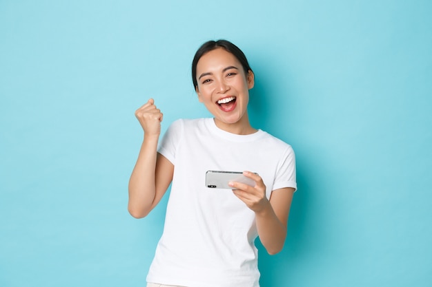 Asiatische Frau im lässigen T-Shirt posiert