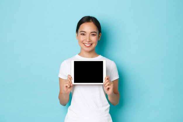 Asiatische Frau im lässigen T-Shirt posiert