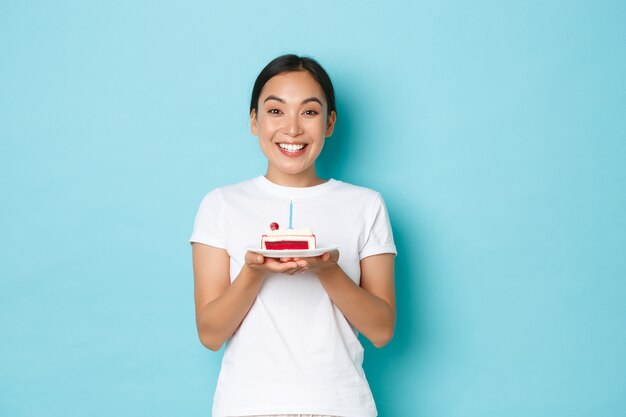 Asiatische Frau im lässigen T-Shirt posiert