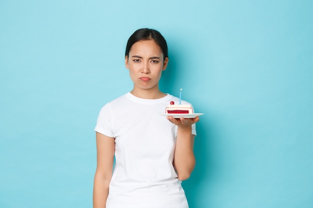 Asiatische Frau im lässigen T-Shirt posiert