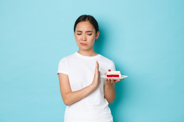 Asiatische Frau im lässigen T-Shirt posiert