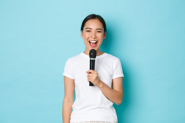 Asiatische Frau im lässigen T-Shirt posiert