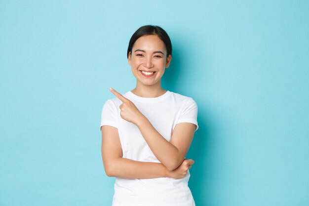 Asiatische Frau im lässigen T-Shirt posiert