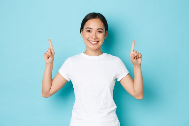 Asiatische Frau im lässigen T-Shirt posiert