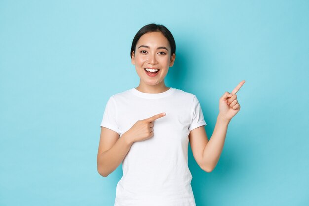 Asiatische Frau im lässigen T-Shirt posiert