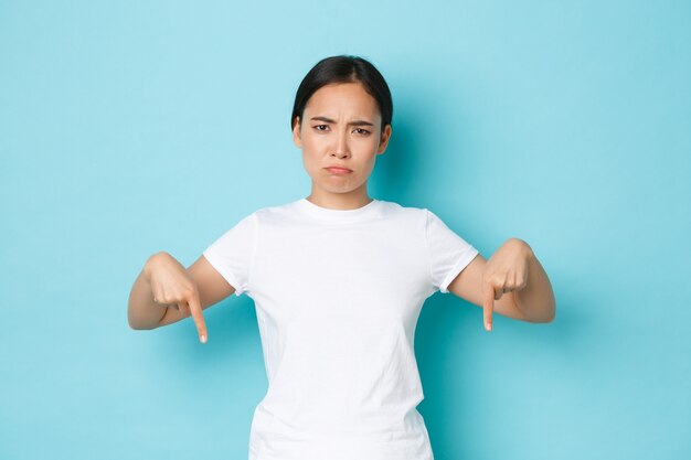 Asiatische Frau im lässigen T-Shirt posiert