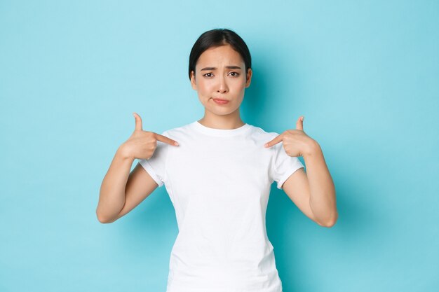 Asiatische Frau im lässigen T-Shirt posiert