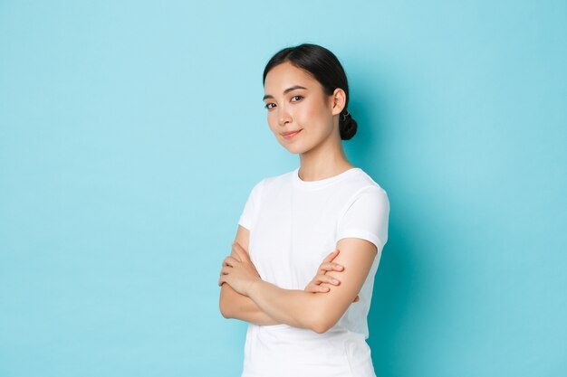 Asiatische Frau im lässigen T-Shirt posiert