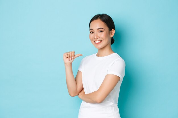 Asiatische Frau im lässigen T-Shirt posiert