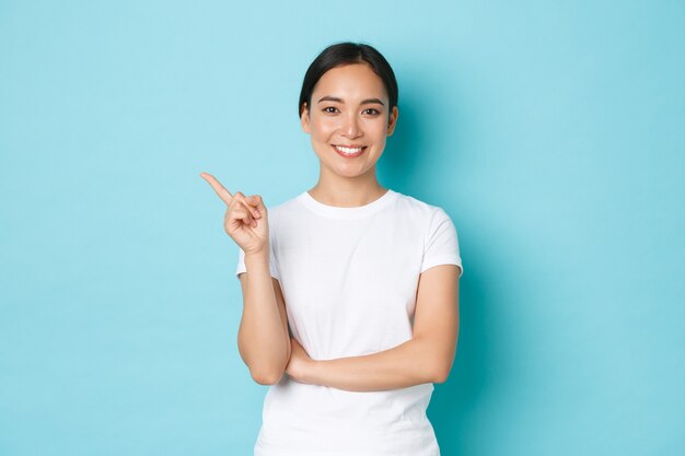 Asiatische Frau im lässigen T-Shirt posiert