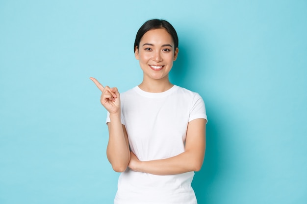 Asiatische Frau im lässigen T-Shirt posiert