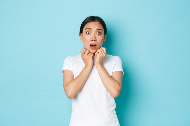 Asiatische Frau im lässigen T-Shirt posiert